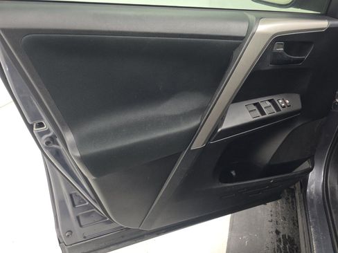 Used 2018 Toyota RAV4 LE FWD image 9