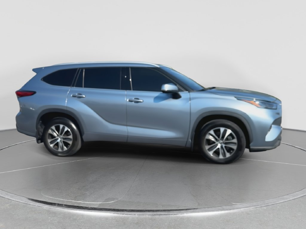 Used 2022 Toyota Highlander XLE AWD/4WD image 9
