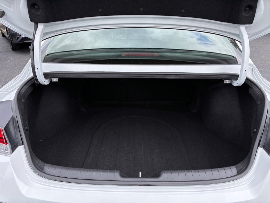 Certified 2025 Hyundai Elantra Limited FWD image 12