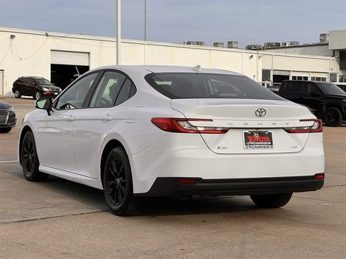 Used 2025 Toyota Camry LE image 7