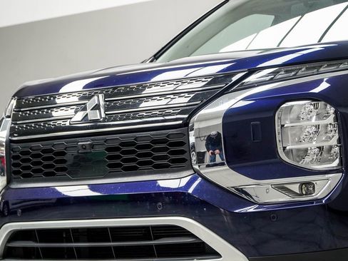 Used 2024 Mitsubishi Outlander SE image 2