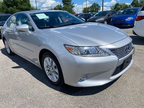 Used 2013 Lexus ES 300h w/ Luxury Pkg FWD image 1