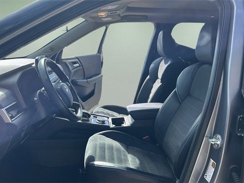 Used 2024 Mitsubishi Outlander SE image 16