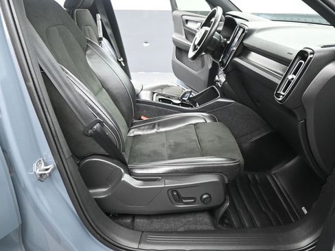 Used 2022 Volvo XC40 P8 Recharge Plus image 6