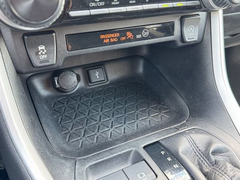 Used 2021 Toyota RAV4 LE AWD/4WD image 24