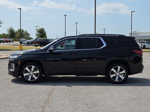 Used 2023 Chevrolet Traverse LT w/ LT Premium Package FWD image 3