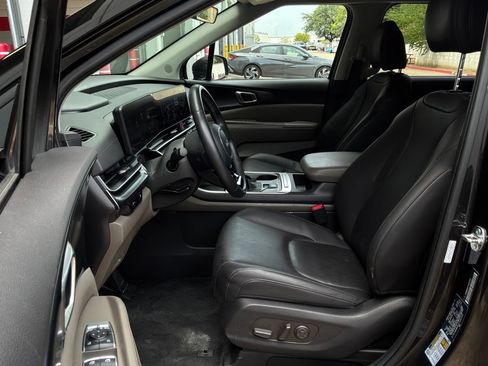 Used 2026 Kia Carnival FWD image 10
