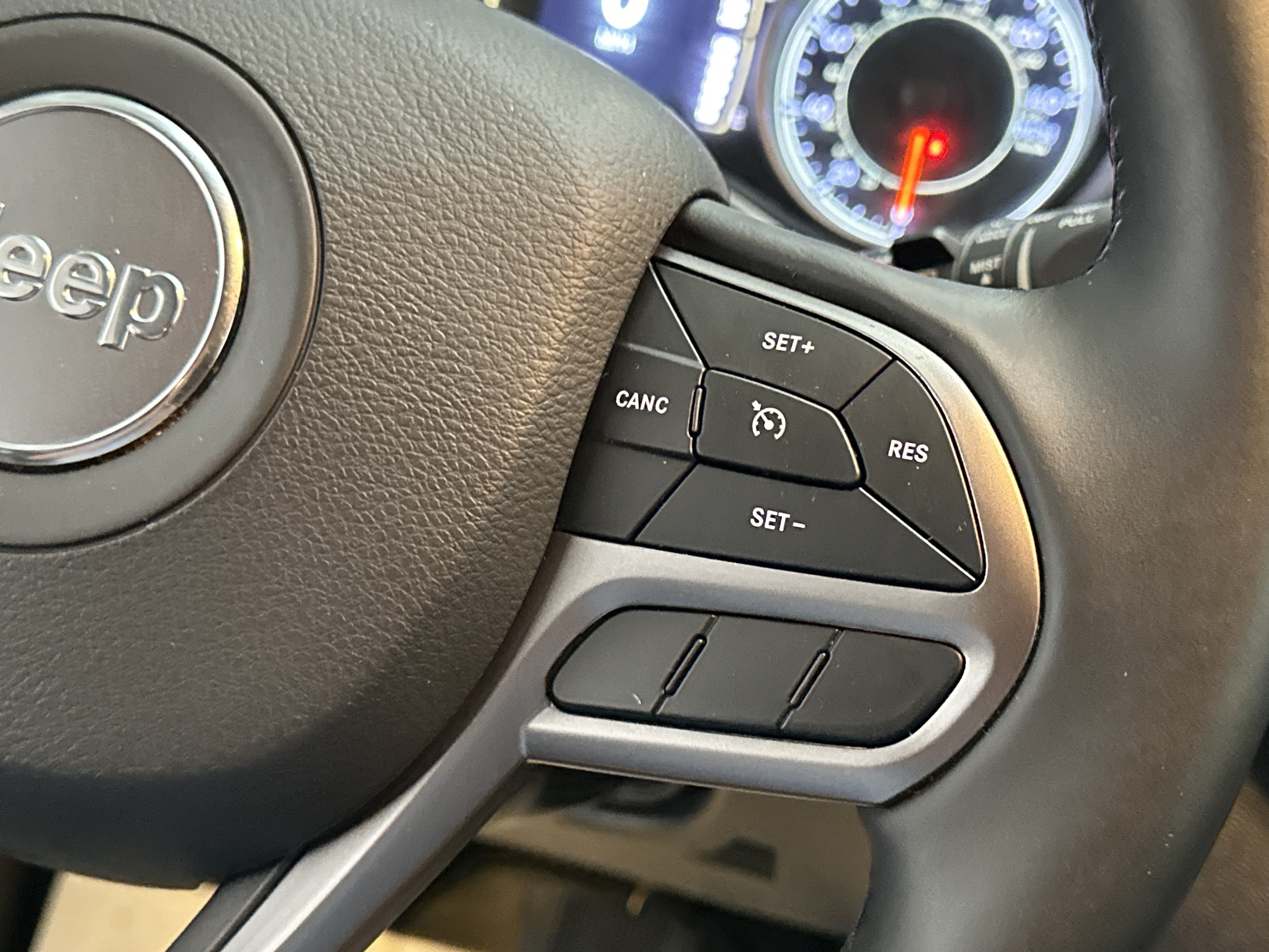 Used 2019 Jeep Cherokee Latitude Plus w/ Cold Weather Group AWD/4WD image 27