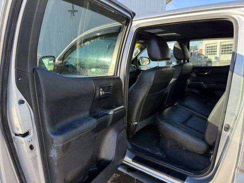 Used 2017 Toyota Tacoma TRD Off-Road image 28