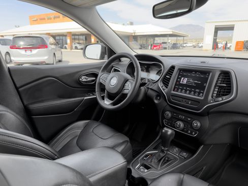 Used 2022 Jeep Cherokee Latitude Lux w/ Mopar Interior Package FWD image 9
