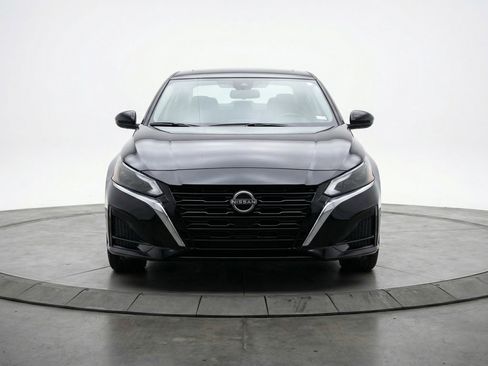 Used 2025 Nissan Altima 2.5 SV image 2