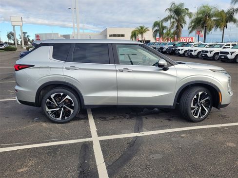 Used 2024 Mitsubishi Outlander SE image 3