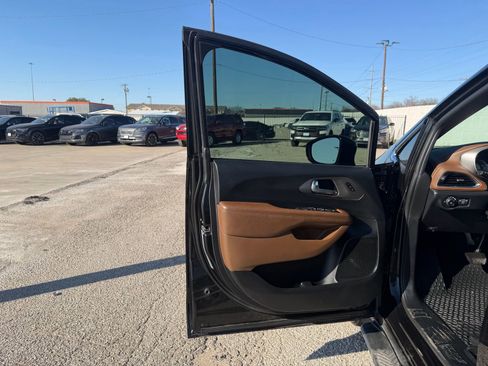 Used 2020 Chrysler Pacifica Limited w/ Advanced Safetytec Group image 21