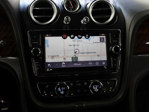 Used 2018 Bentley Bentayga Onyx Edition AWD/4WD image 38