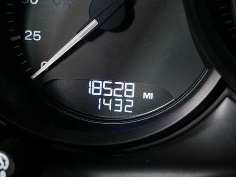 Certified 2024 Porsche Macan image 12