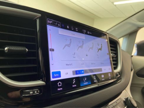 Used 2023 Chrysler Pacifica Touring-L image 27