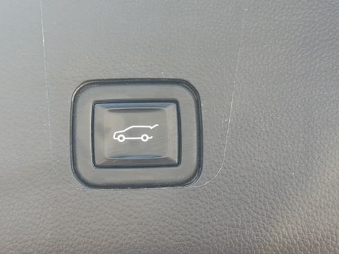 Used 2021 Chevrolet Traverse Premier AWD/4WD image 12