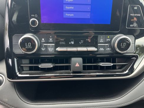 Used 2024 Toyota Highlander LE FWD image 24