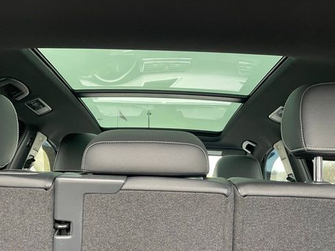 Used 2022 Volkswagen Tiguan SE R-Line image 18