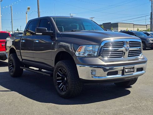 Used 2015 RAM 1500 Classic SLT w/ SLT Plus D←cor Group AWD/4WD image 4