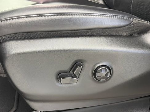 Used 2023 Chrysler Pacifica Touring-L FWD image 25