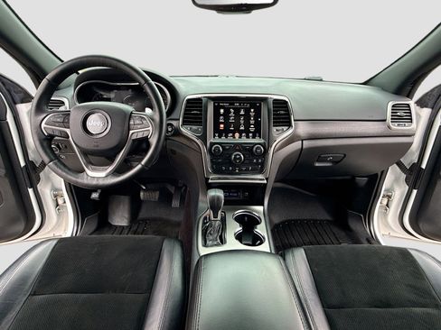 Used 2017 Jeep Grand Cherokee Altitude image 3