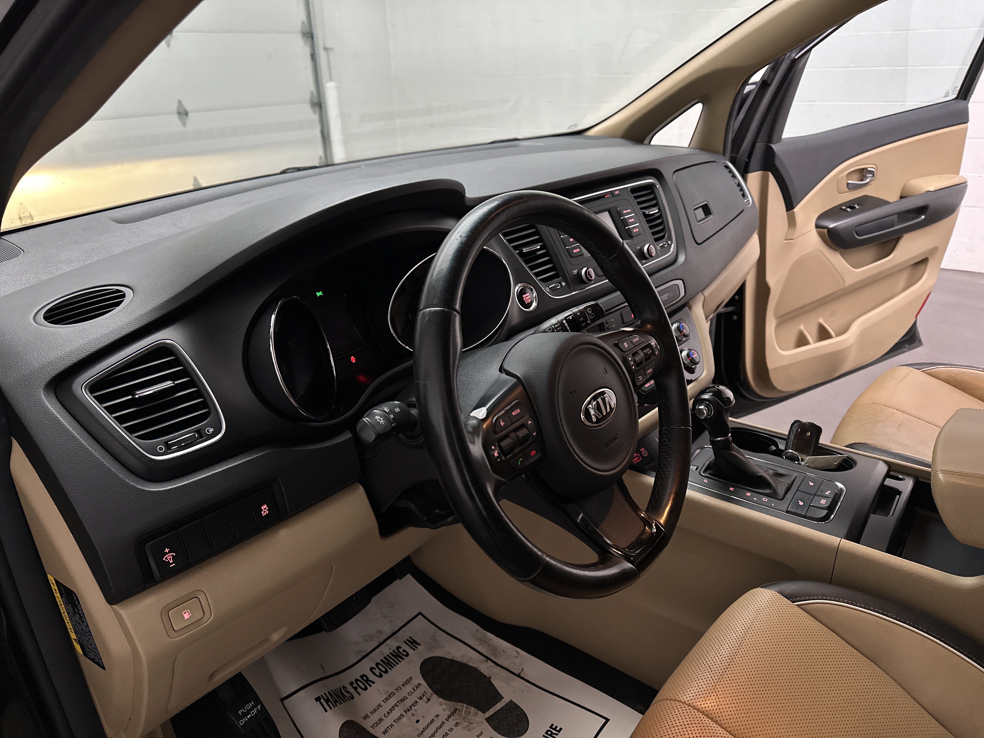 Used 2017 Kia Sedona LX w/ LX Essentials Premium Package FWD image 16