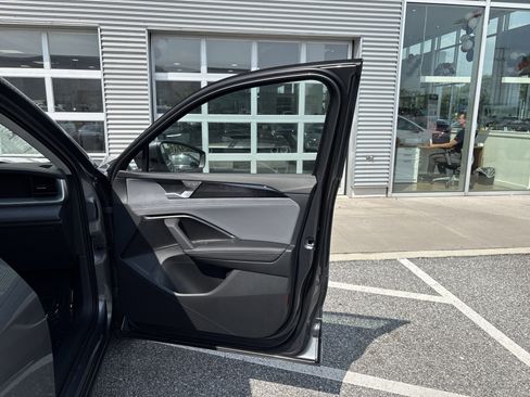 New 2025 Volkswagen Tiguan SE image 8