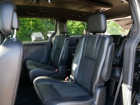 Used 2019 Dodge Grand Caravan SXT w/ Driver Convenience Group FWD image 11
