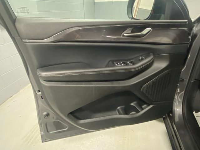 Used 2023 Jeep Grand Cherokee L Laredo w/ Luxury Tech Group I AWD/4WD image 6