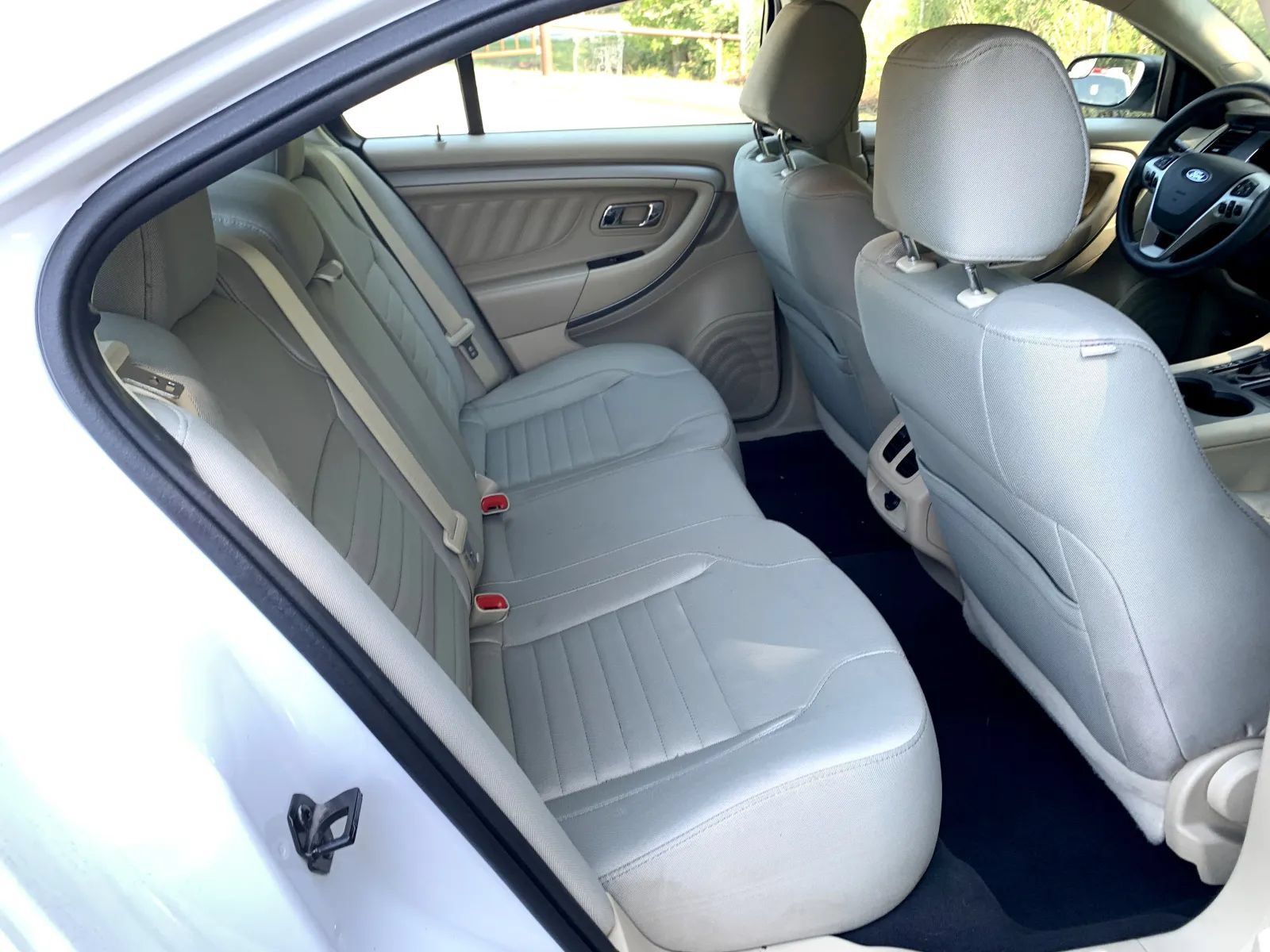 Used 2019 Ford Taurus SE FWD image 31