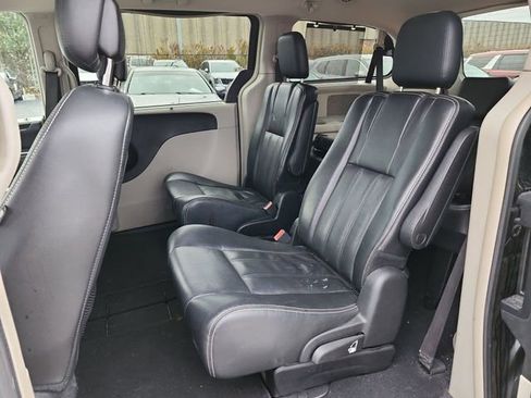 Used 2013 Chrysler Town & Country Touring image 22