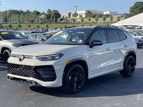 Certified 2026 Volkswagen Tiguan SE R-Line FWD image 3
