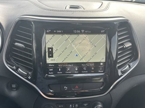 Used 2019 Jeep Cherokee Limited image 12