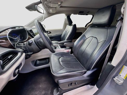 Used 2023 Chrysler Pacifica Limited FWD image 9