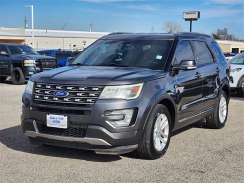 Used 2016 Ford Explorer XLT w/ Equipment Group 202A image 3