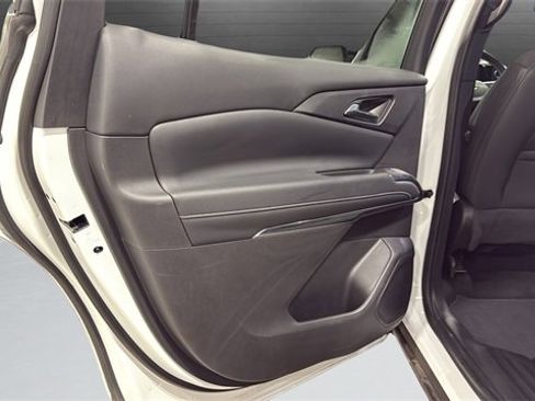 Used 2025 Chevrolet Traverse LT image 28