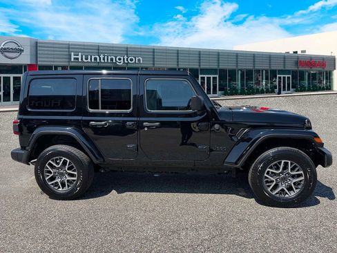 Used 2025 Jeep Wrangler Unlimited Sahara AWD/4WD image 6