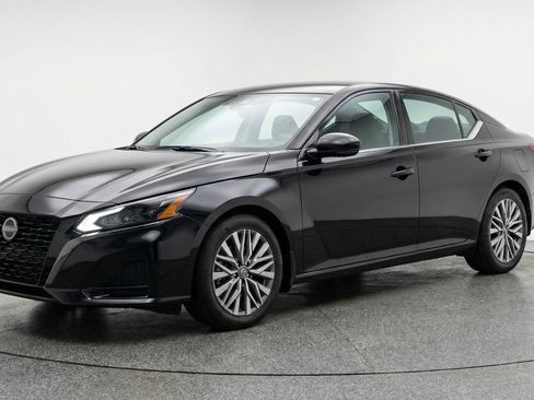 Used 2025 Nissan Altima 2.5 SV image 3