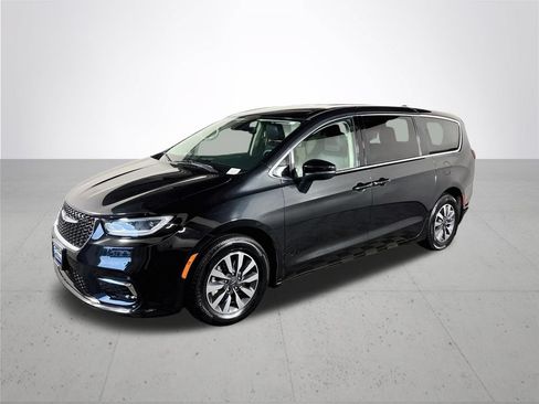 Used 2023 Chrysler Pacifica Touring-L FWD image 2