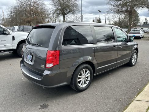 Used 2019 Dodge Grand Caravan SXT image 3