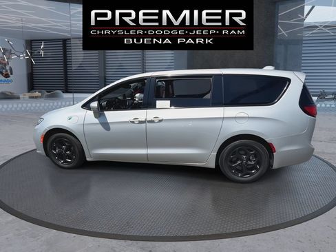 Used 2022 Chrysler Pacifica Limited w/ Uconnect Theater Family Group FWD image 5