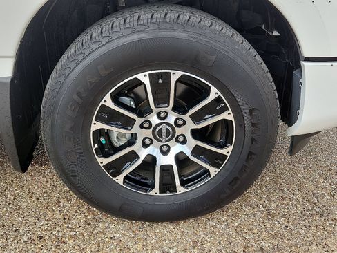 Used 2024 Nissan Titan SV w/ SV Convenience Package AWD/4WD image 8