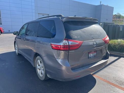 Used 2018 Toyota Sienna LE FWD image 3