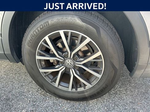 Used 2020 Volkswagen Tiguan SE w/ Panoramic Sunroof Package image 8