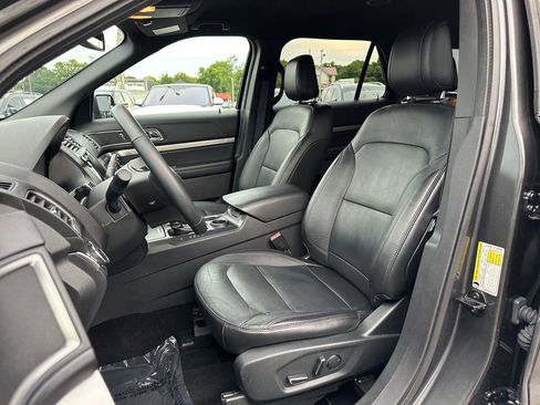 Used 2018 Ford Explorer XLT w/ Equipment Group 202A FWD image 16
