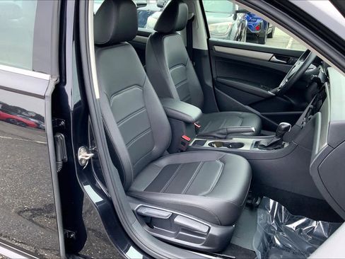 Used 2022 Volkswagen Passat 2.0T SE image 8