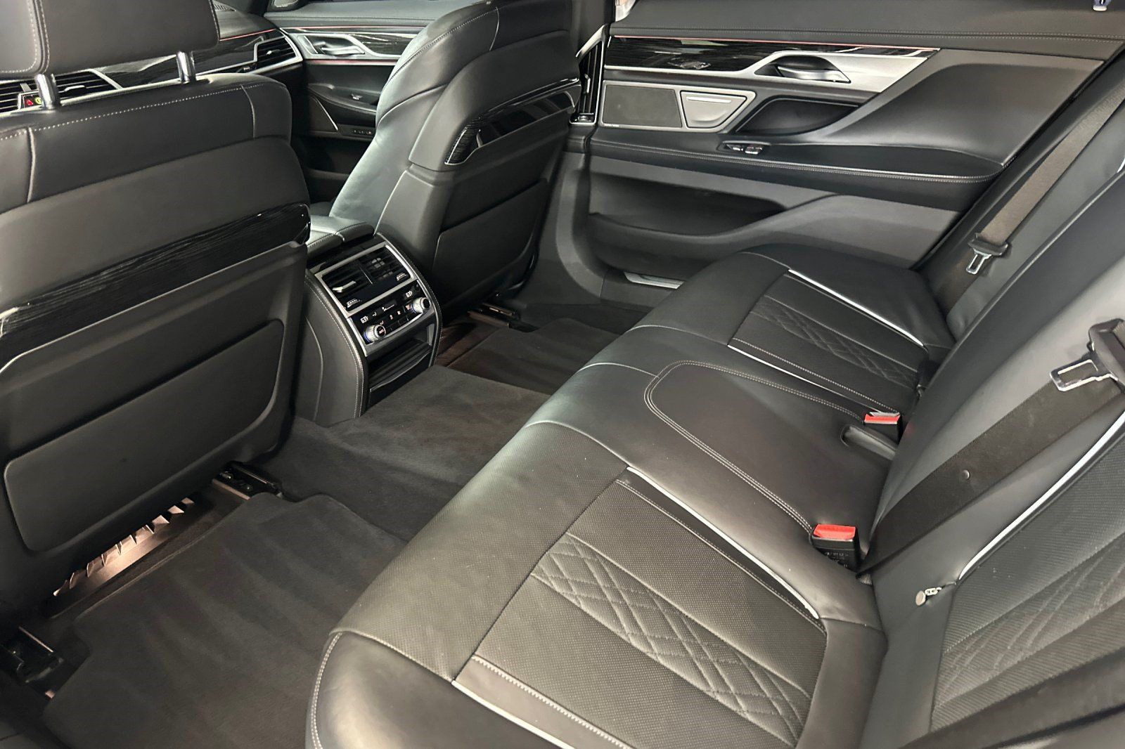 Used 2022 BMW 740i w/ M Sport Package RWD image 26