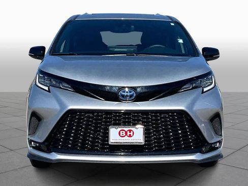 Used 2025 Toyota Sienna XSE w/ XSE Premium Package image 4