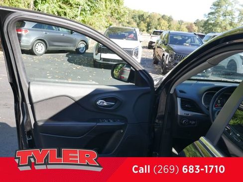 Used 2015 Jeep Cherokee Latitude w/ Cold Weather Group image 22